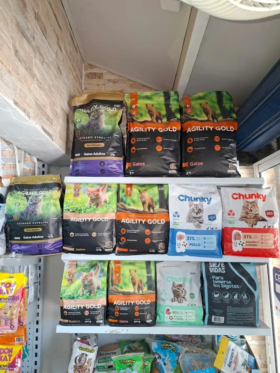 Estantería de Patitas Pet Shop con concentrado premium para gatos Agility Gold y Chunky Gato en distintas presentaciones
