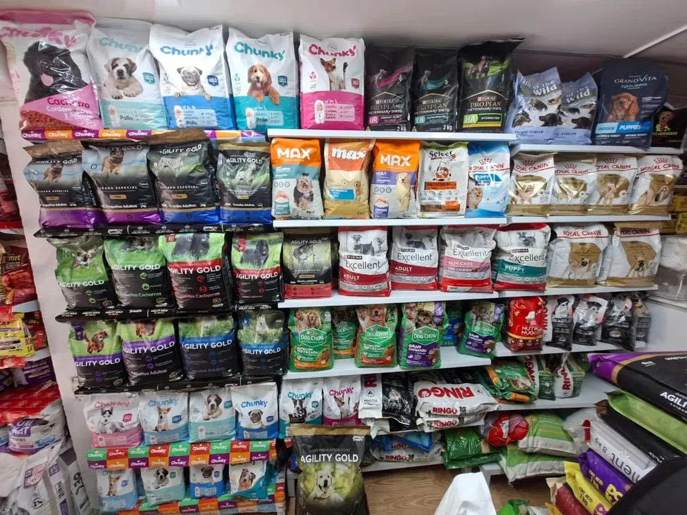 Estantería de la tienda Patitas Pet Shop con gran variedad de comida para perros y gatos: Chunky, Agility Gold, Max, Royal Canin, Excellent y más